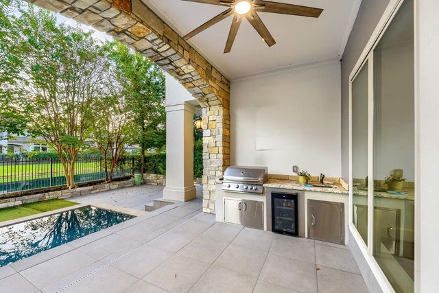 27 Johnathan Landing Court, The Woodlands, TX 77389