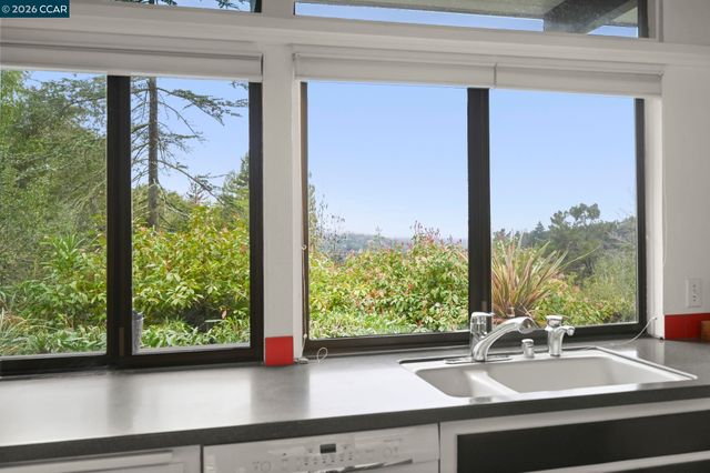 92 Evergreen Dr, Orinda, CA 94563