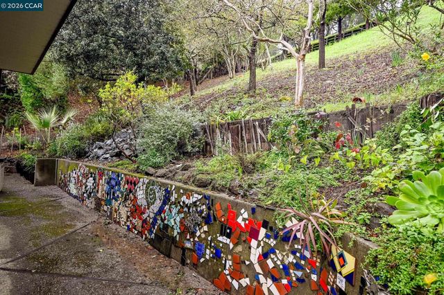 92 Evergreen Dr, Orinda, CA 94563