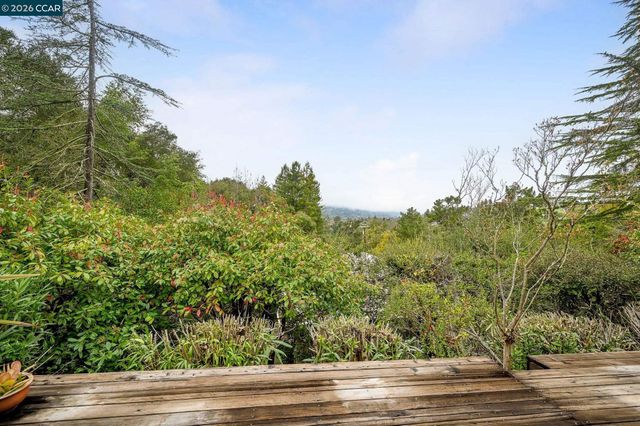 92 Evergreen Dr, Orinda, CA 94563