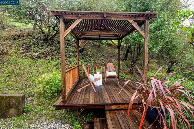 92 Evergreen Dr, Orinda, CA 94563