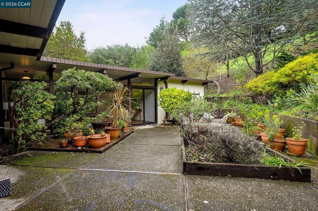 92 Evergreen Dr, Orinda, CA 94563