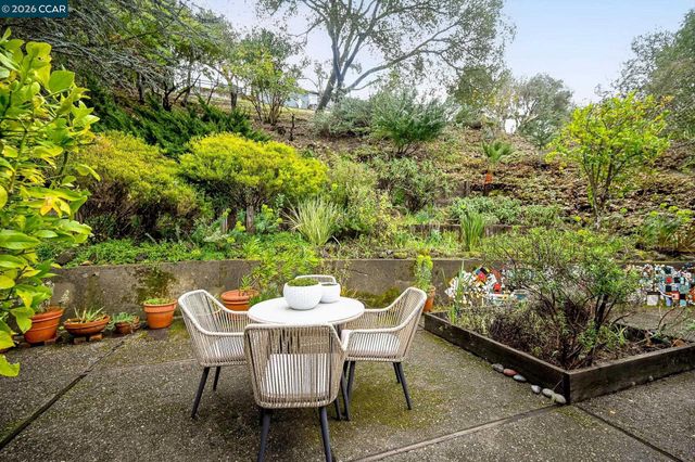 92 Evergreen Dr, Orinda, CA 94563