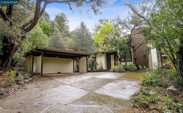 92 Evergreen Dr, Orinda, CA 94563