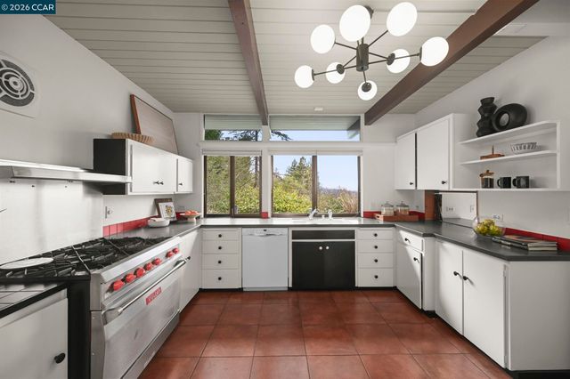 92 Evergreen Dr, Orinda, CA 94563