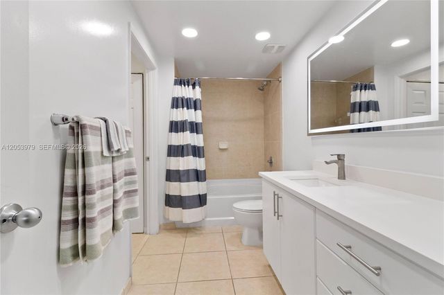 2421 NE 65th Street 217, Fort Lauderdale, FL 33308