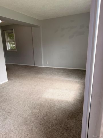 1531 E Evelyn Avenue, Hazel Park, MI 48030