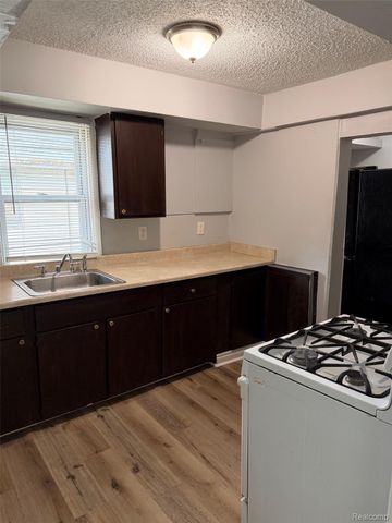 1531 E Evelyn Avenue, Hazel Park, MI 48030