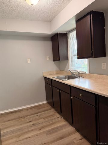 1531 E Evelyn Avenue, Hazel Park, MI 48030