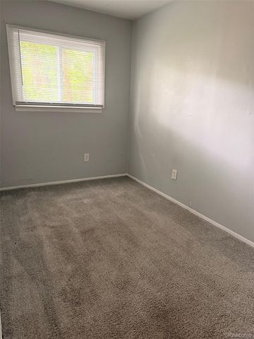 1531 E Evelyn Avenue, Hazel Park, MI 48030