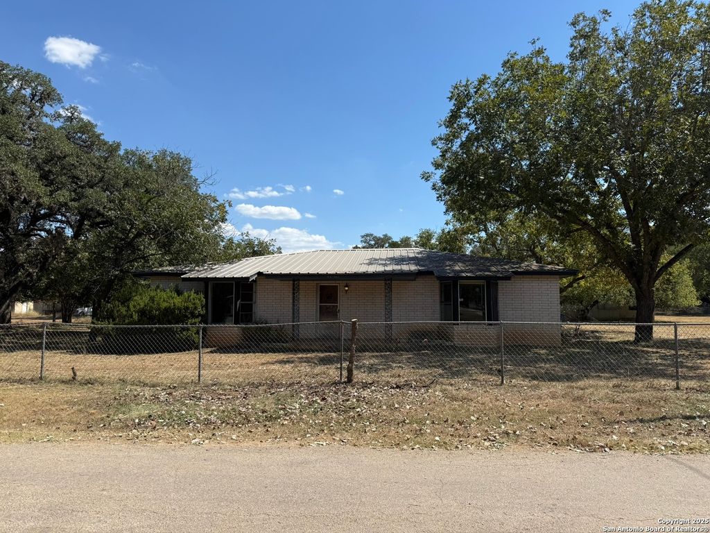 356 Dallas, Bandera, TX 78003