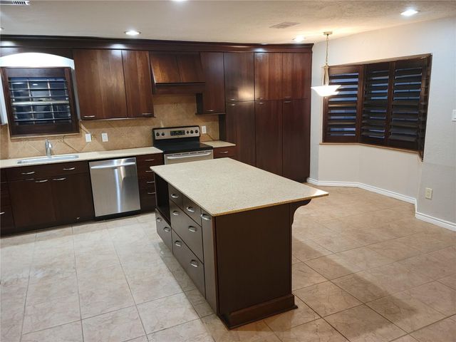 343 Windsor Square, Alvin, TX 77511