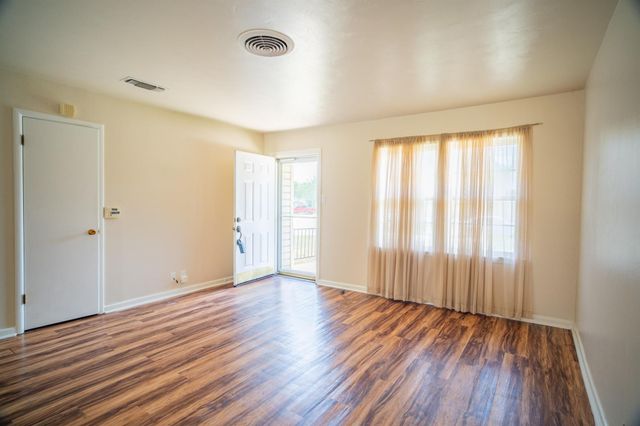 5245 Ira Street N, Haltom City, TX 76117