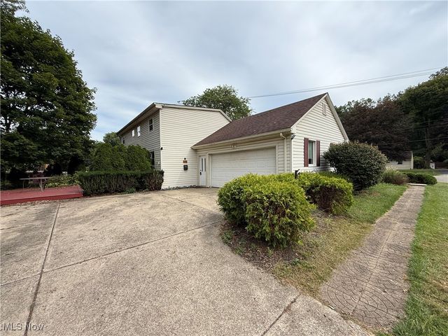 3296 Cricket Drive, Youngstown, OH 44511