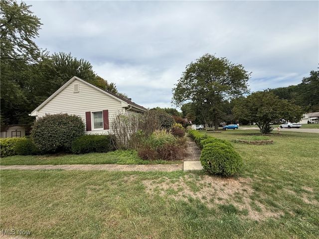 3296 Cricket Drive, Youngstown, OH 44511