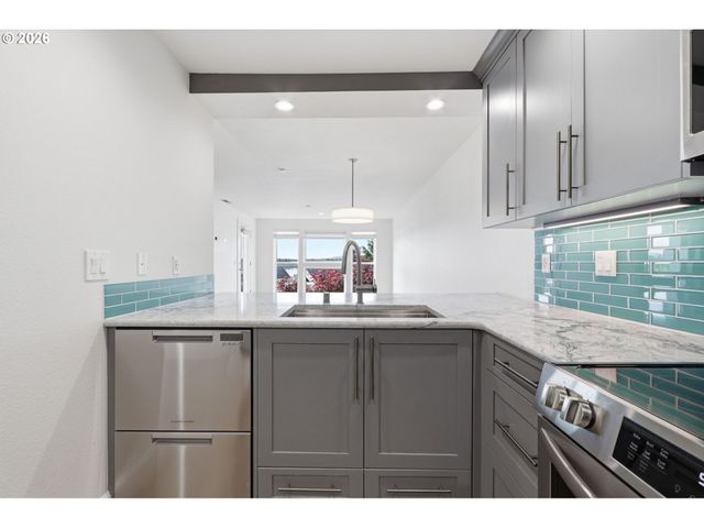 520 Se COLUMBIA RIVER Dr 311, Vancouver, WA 98661