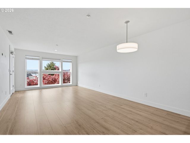 520 Se COLUMBIA RIVER Dr 311, Vancouver, WA 98661