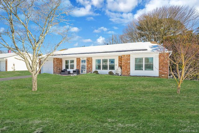 68 Sequoia Way, Holbrook, NY 11741