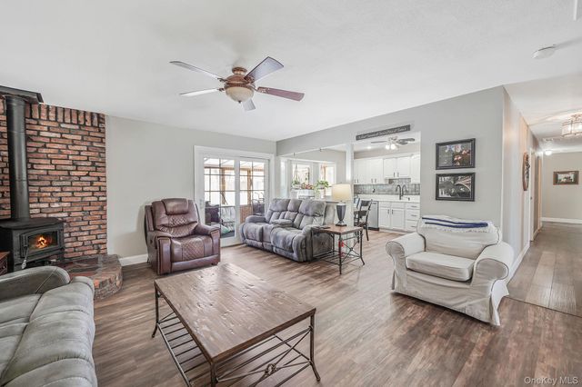 68 Sequoia Way, Holbrook, NY 11741