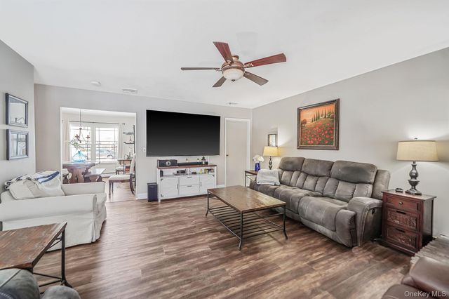 68 Sequoia Way, Holbrook, NY 11741