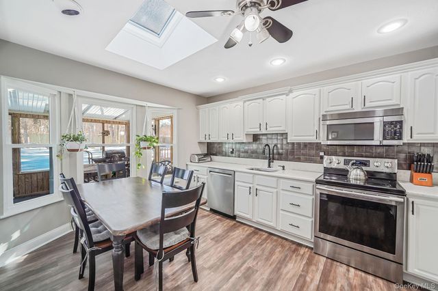 68 Sequoia Way, Holbrook, NY 11741