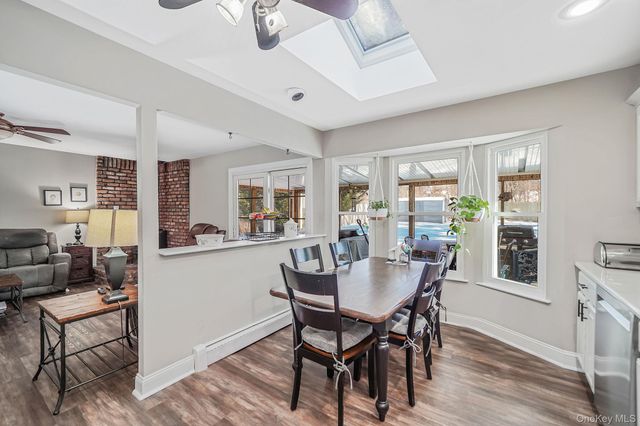 68 Sequoia Way, Holbrook, NY 11741