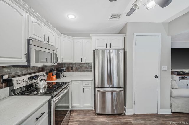 68 Sequoia Way, Holbrook, NY 11741