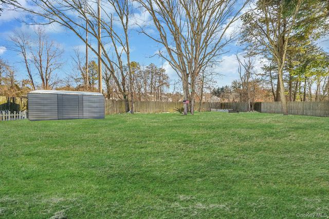 68 Sequoia Way, Holbrook, NY 11741