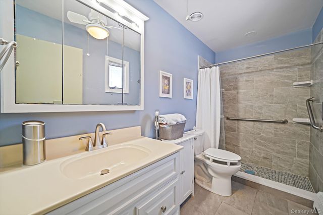 68 Sequoia Way, Holbrook, NY 11741