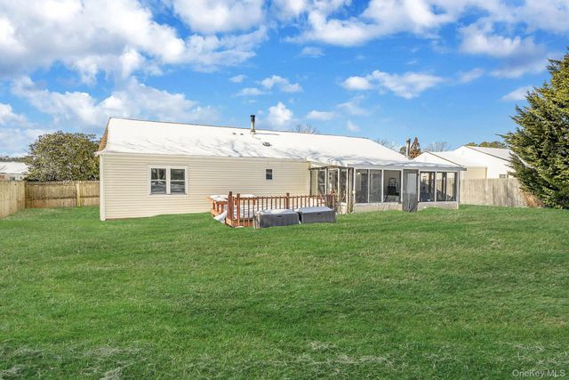 68 Sequoia Way, Holbrook, NY 11741