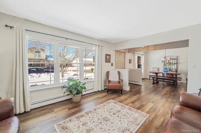 68 Sequoia Way, Holbrook, NY 11741