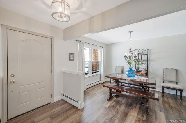 68 Sequoia Way, Holbrook, NY 11741