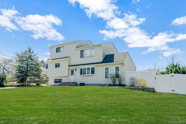 26 Carl Street, Ronkonkoma, NY 11779
