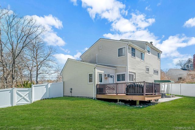 26 Carl Street, Ronkonkoma, NY 11779
