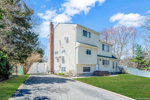 26 Carl Street, Ronkonkoma, NY 11779