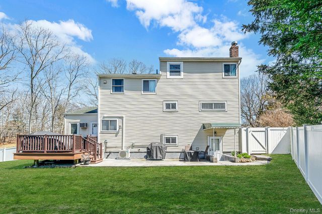 26 Carl Street, Ronkonkoma, NY 11779