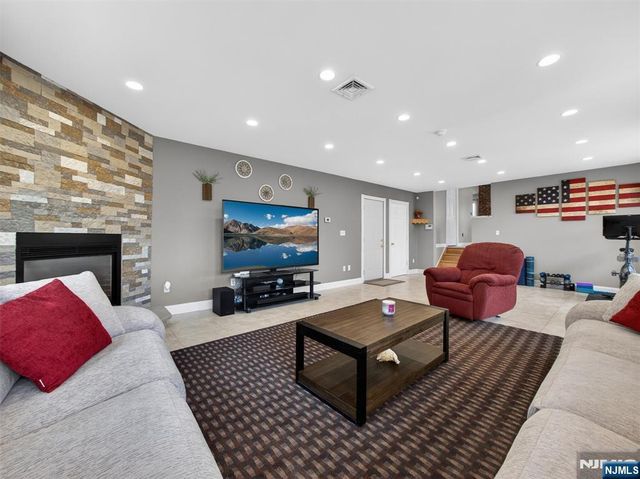 95 Clinton Avenue, Hillsdale, NJ 07642