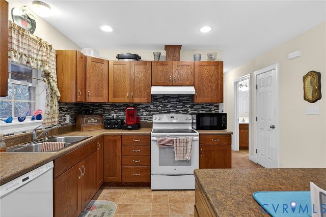 709 Powcan Rd, Tappahannock, VA 22560