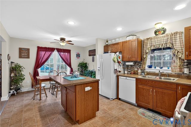 709 Powcan Rd, Tappahannock, VA 22560