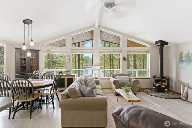 551 NE Lakeshore Drive S, Tahuya, WA 98588