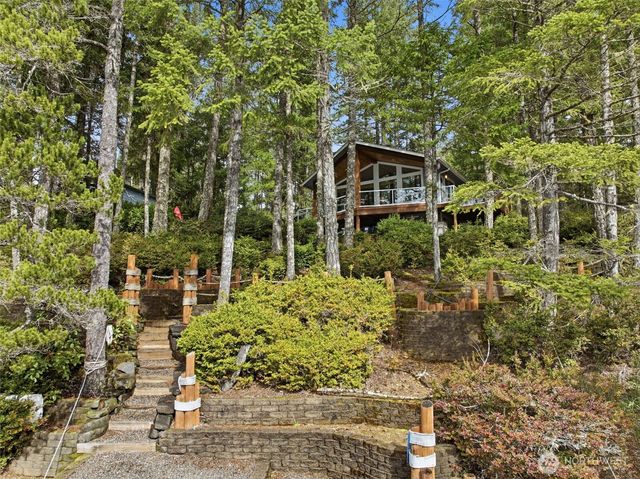551 NE Lakeshore Drive S, Tahuya, WA 98588