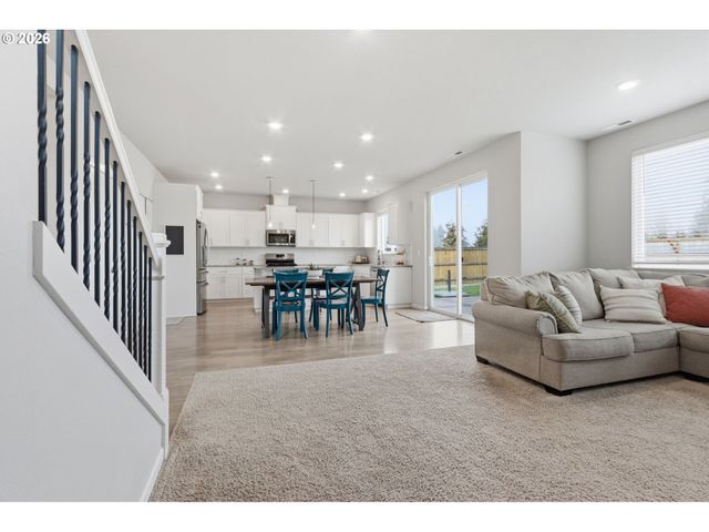 1035 MARIE St, Mt Angel, OR 97362