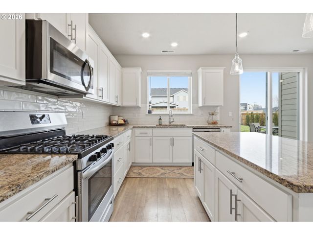 1035 MARIE St, Mt Angel, OR 97362