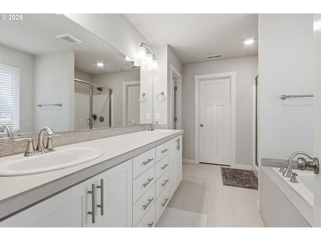 1035 MARIE St, Mt Angel, OR 97362