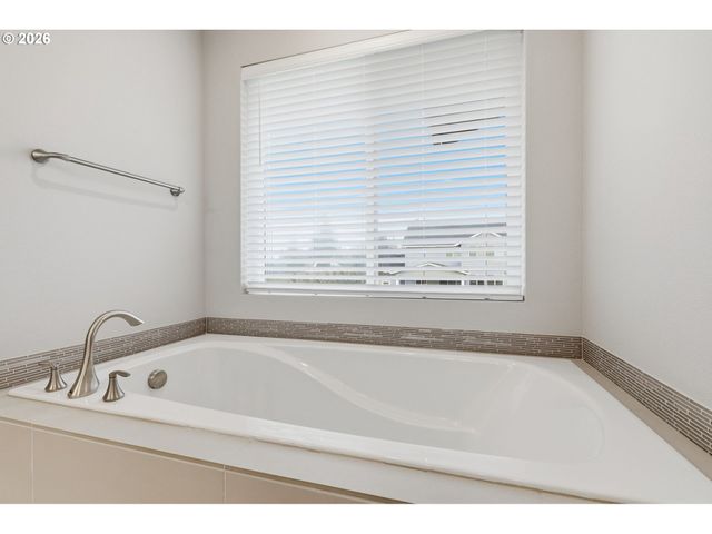 1035 MARIE St, Mt Angel, OR 97362