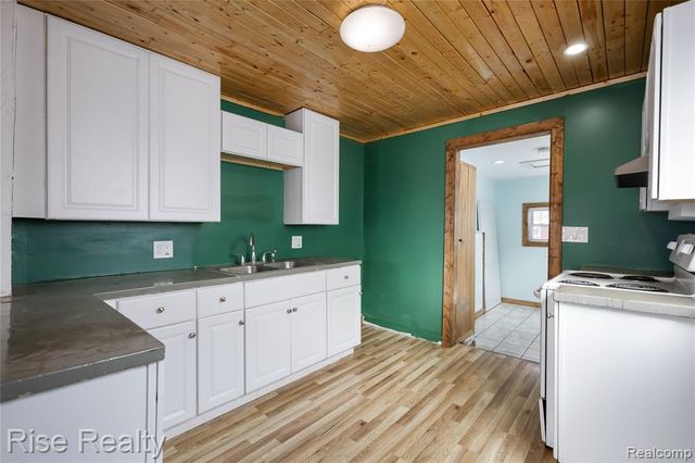 1483 Carman Street, Burton, MI 48529