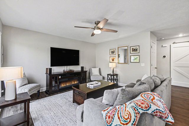 17564 PARKER Plaza, Omaha, NE 68118