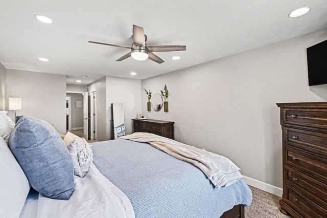 17564 PARKER Plaza, Omaha, NE 68118