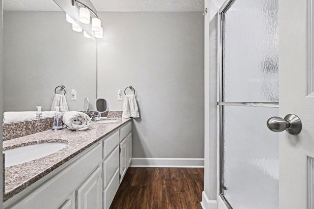 17564 PARKER Plaza, Omaha, NE 68118