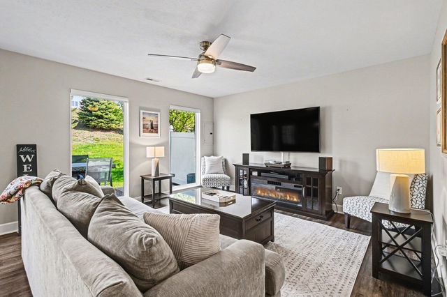 17564 PARKER Plaza, Omaha, NE 68118